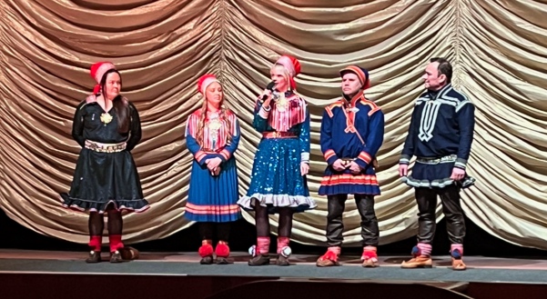 Regisseurin und Schauspielerinnen auf der Bühne im Zoopalast.